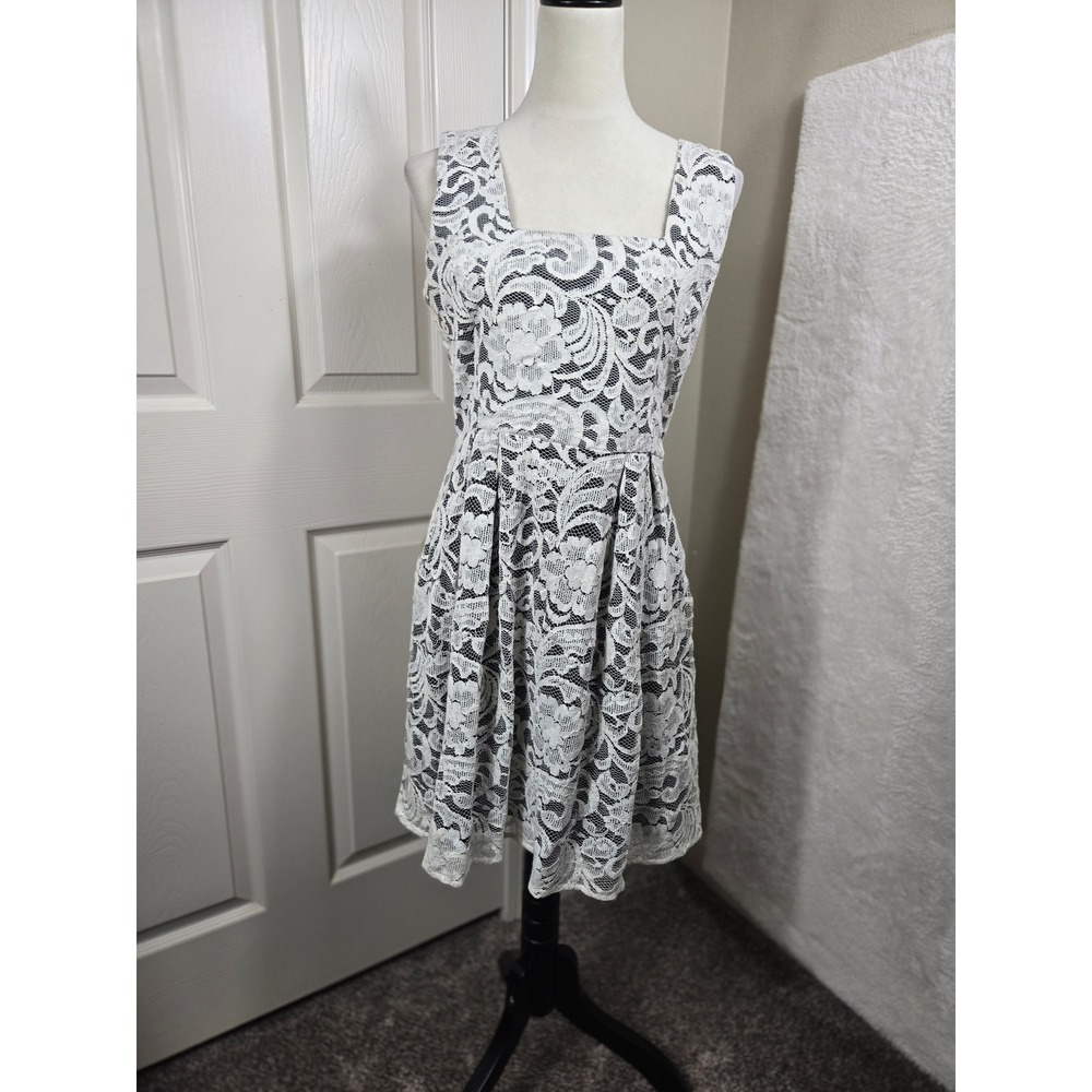 Monteau Small Lace Fit & Flare Dress Open Back Elegant Party Cocktail‎ Swing
